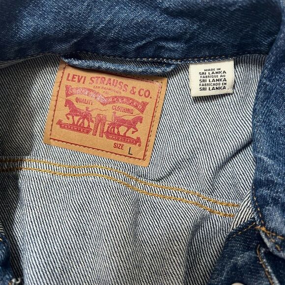 Levi's Jacket Women's Medium Type 3
Trucker Blue Denim Jean large with gold star - Picture 3 of 16